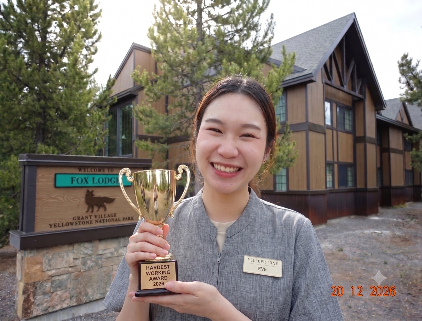 น้องอ้วนถือถ้วยรางวัล